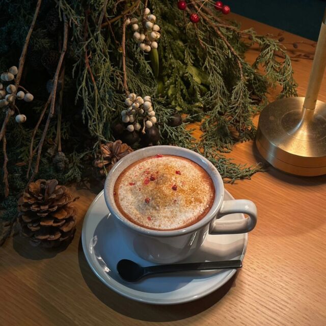 SpicyHotCocoa
Made with organic cacao and lots of spices We have started a winter drink that will warm your heart.

You can take away.

朝晩冷え込む季節になりました
BIRDHOTEL1階に併設するレストランTHETABLEではオーガニックのカカオにシナモンやジンジャーなど沢山のスパイスを使用し、山椒のアクセントが効いたスパイシーホットココアをご提供
お持ち帰りもご用意できます